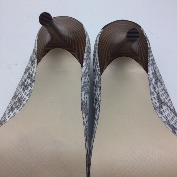 B Makowsky Neve Python Snake Print Leather Round Toe Pumps Size 7.5 - Picture 7 of 12